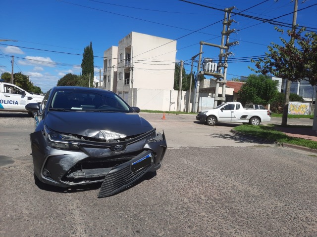 Choque entre un auto y un camioneta: una persona hospitalizada